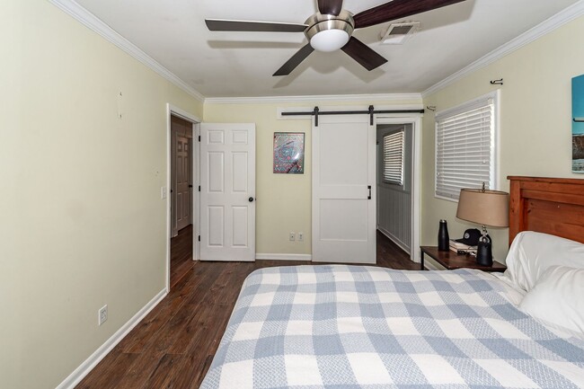 Building Photo - 3 Bedroom 2 Bath Home in West Ashley Plant...