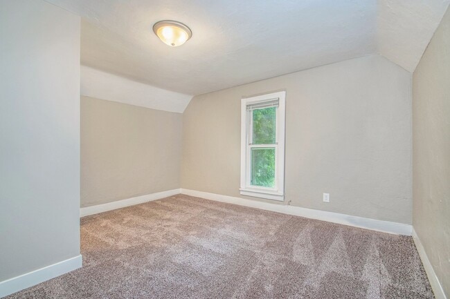 Building Photo - Spacious 4 Bedroom / 2 Bath Single-Family Home – Prime Location Near Downtown GR