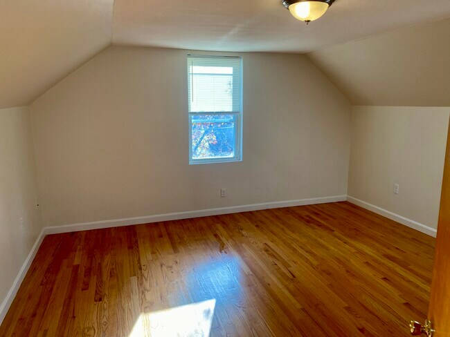 Building Photo - 123 Thorndike St