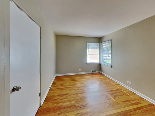 Building Photo - 19 E Adams St