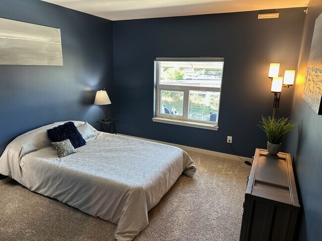 Building Photo - High End Condo Available