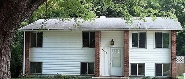 Building Photo - 3102 N Valleyview Dr