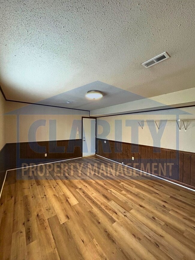 Building Photo - Three bedroom home w/ two bonus rooms!