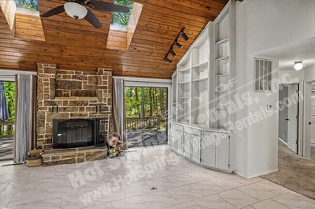 Building Photo - West Gate Area |Home |Unfurnished