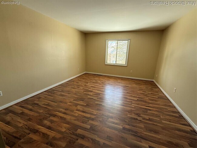 Building Photo - 6670 Maple Lakes Dr