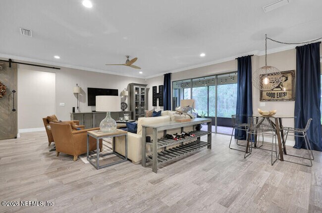 Building Photo - 331 Los Alamos St