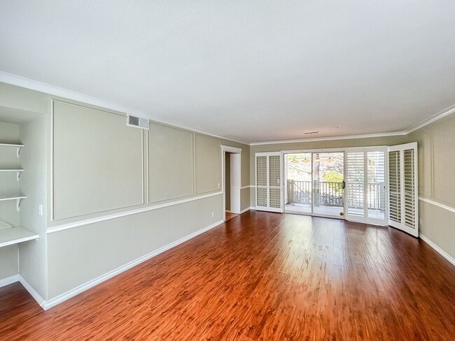 Building Photo - Beautiful 2BD/2.5BA Townhome W/ A/C and Attached Garage in Bay Ho!