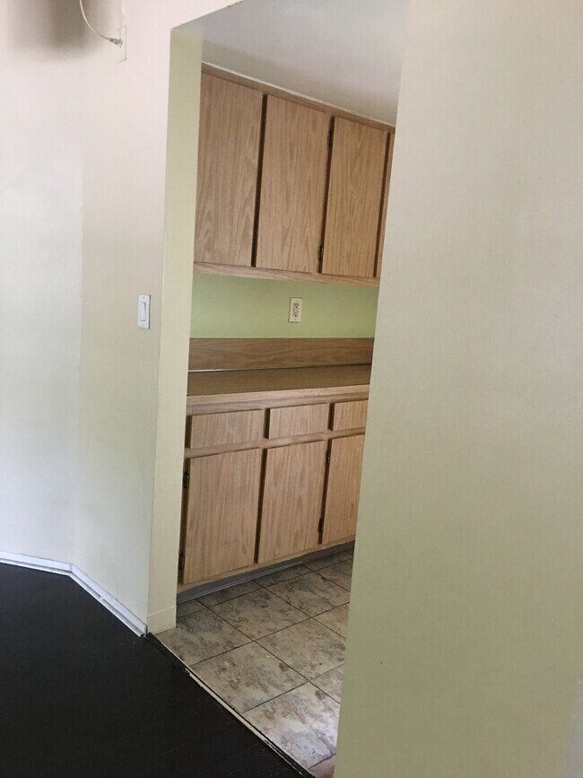 Building Photo - 303 Gardens Dr