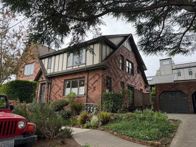Building Photo - 1 Bed 1 Bath Top Floor Wallingford Condo!