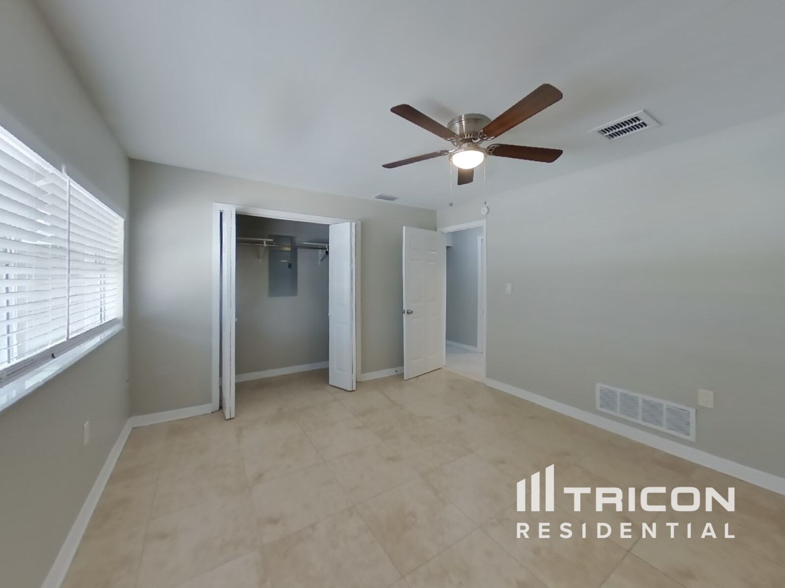 Building Photo - 1456 Lakeview Dr
