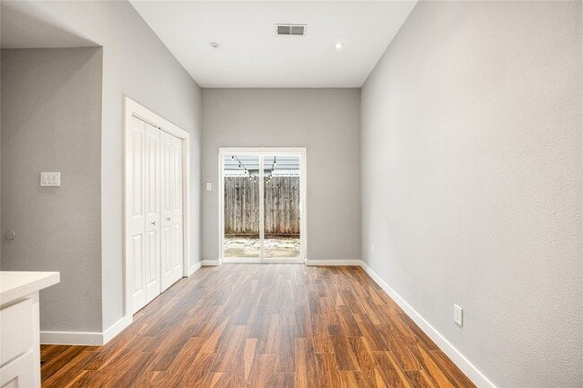 Building Photo - 5122 Prairie Creek Dr