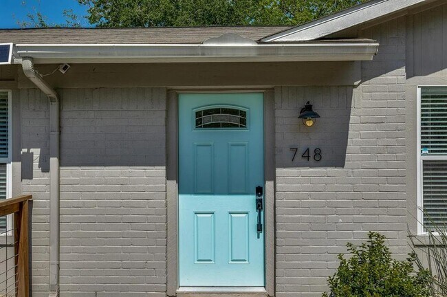 Building Photo - 748 Wales Way