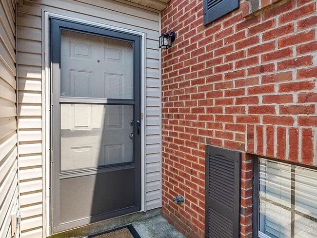 Building Photo - Townhome With Garage!