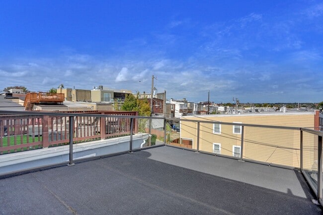 Building Photo - Chic City Living at 2308 E Fairmont Ave!