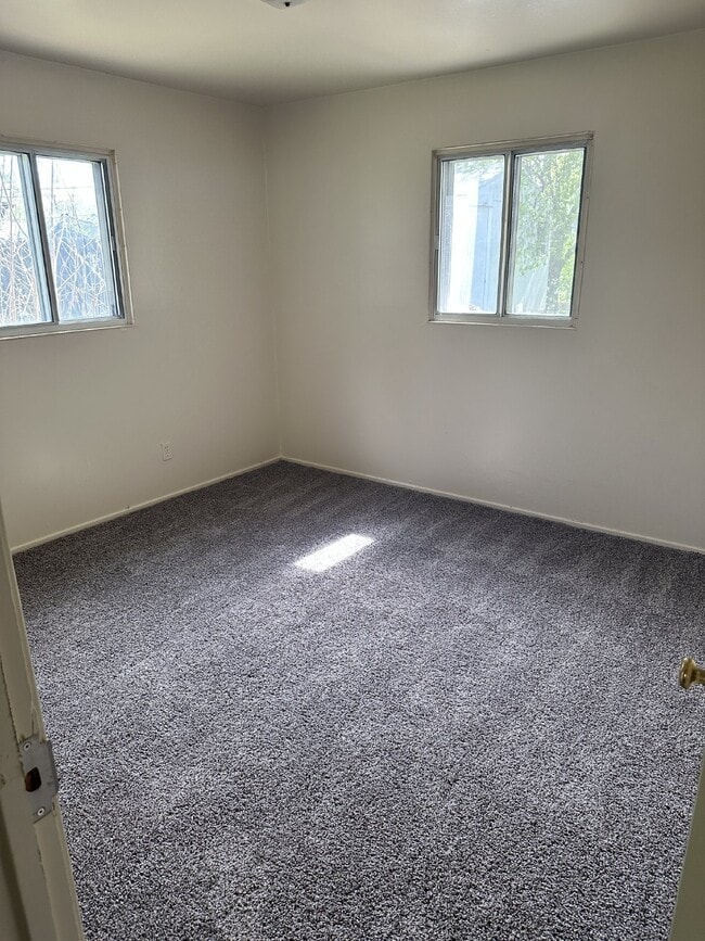 Building Photo - Ranch Style 3 bed, 1-1/2 bath Aurora Home Ready for Move In!