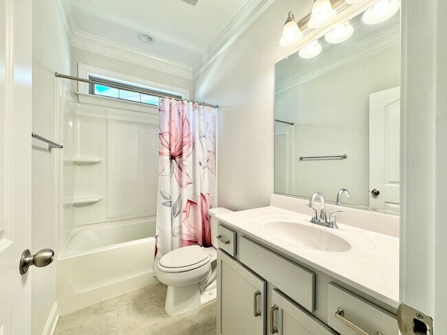 Building Photo - Updated 3 Bedroom High Point Condo with Large Bonus Room!