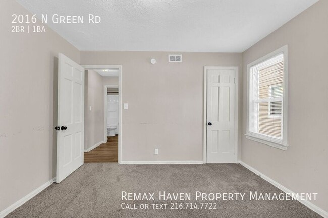 Building Photo - 2016 N Green Rd