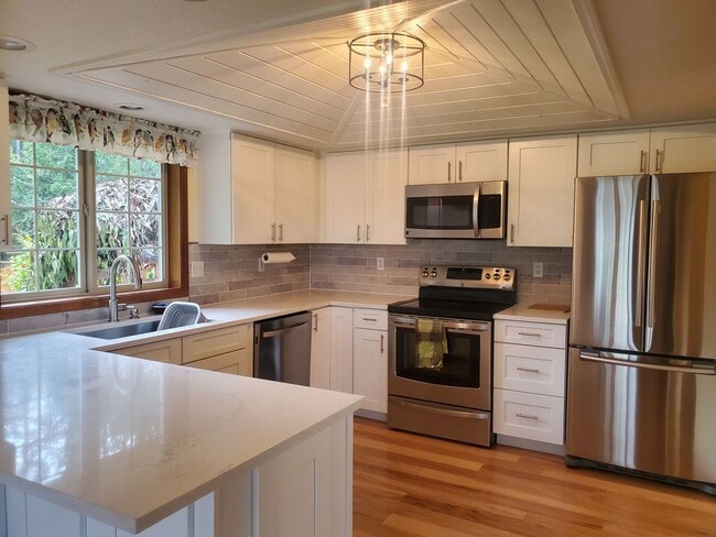 Building Photo - Beautiful home over the Hammersley Inlet