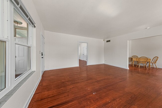 Building Photo - 1008 E Strawbridge Ave