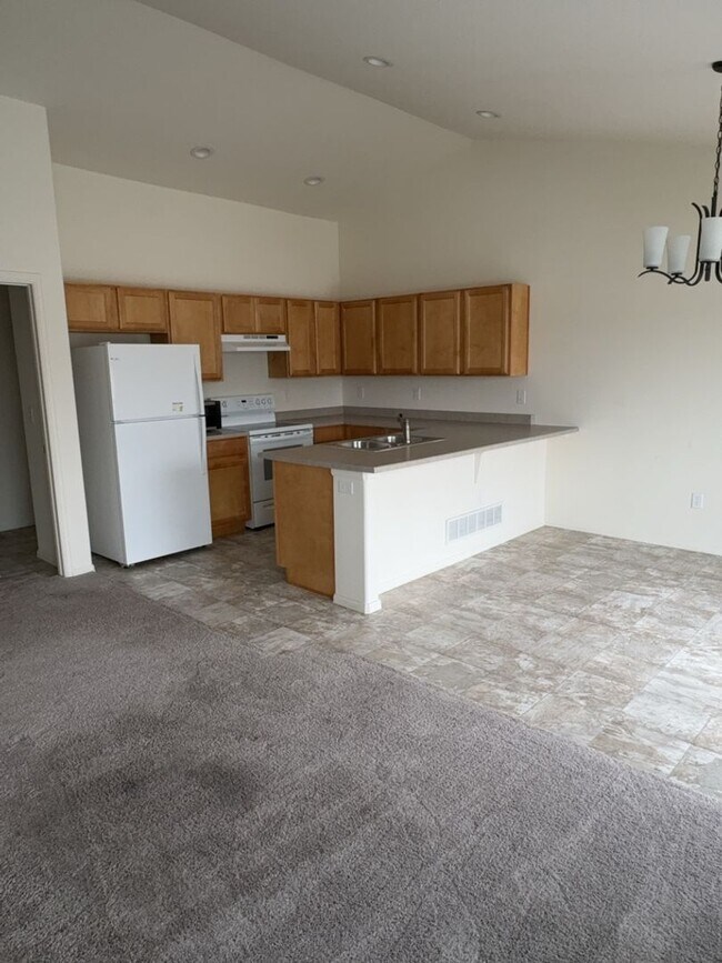 Building Photo - 3 Bed. 2 Bath, 2 Car Garage in Promontory