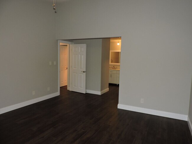 Building Photo - Convenient to schools, beaches & shopping.