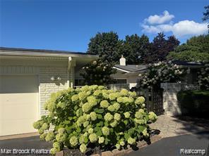 Building Photo - 4784 Valleyview Dr S