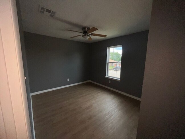 Building Photo - 3303 Toledo Dr