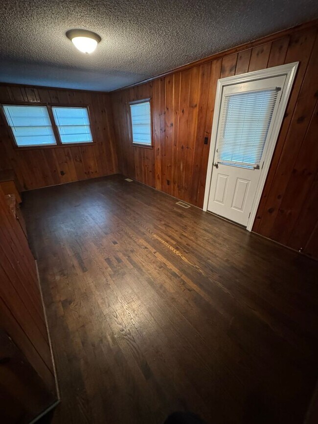 Building Photo - 1042 Westover Cir