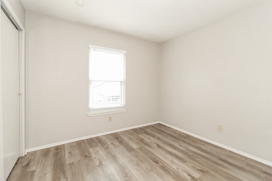 Building Photo - 702 Ponderosa Dr