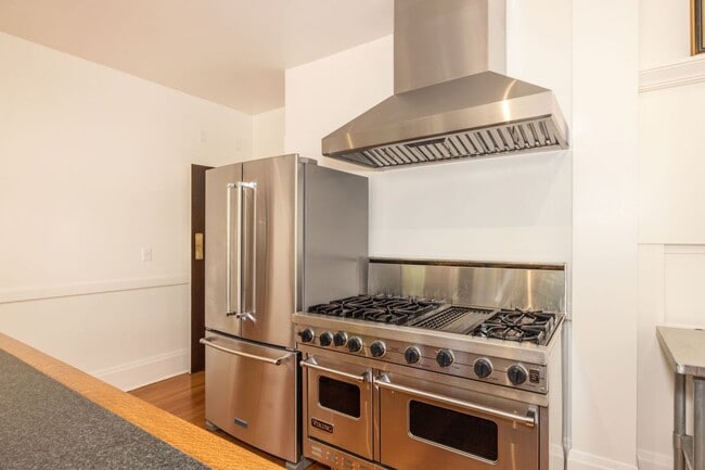 Building Photo - Spacious Home w/ Old World Charm, Steps to...