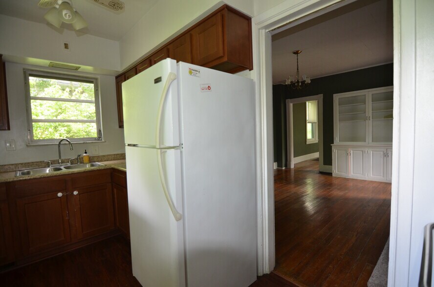 Building Photo - 1085 Church Ave