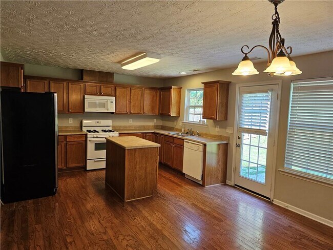 Building Photo - 645 Roxford Ln NE
