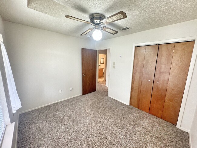 Building Photo - "Charming 2-Bedroom, 1-Bath in Horseshoe F...