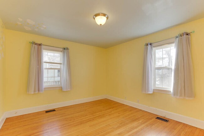 Building Photo - 407 Russell St