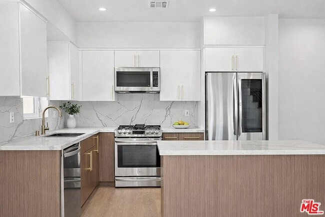 Building Photo - 2115 Beachwood Terrace