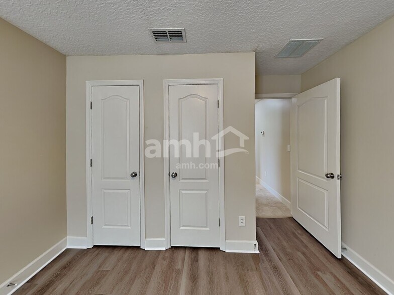 Building Photo - 908 Athlone Ln