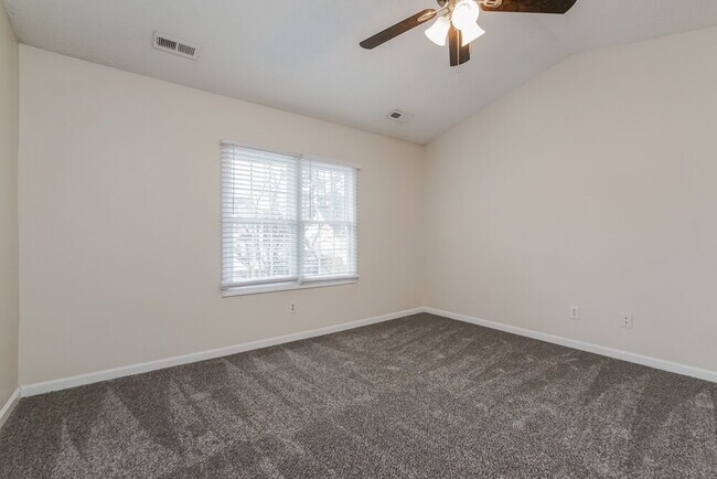 Building Photo - 813 Hanska Way