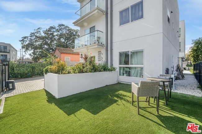 Building Photo - 2057 S Garth Ave