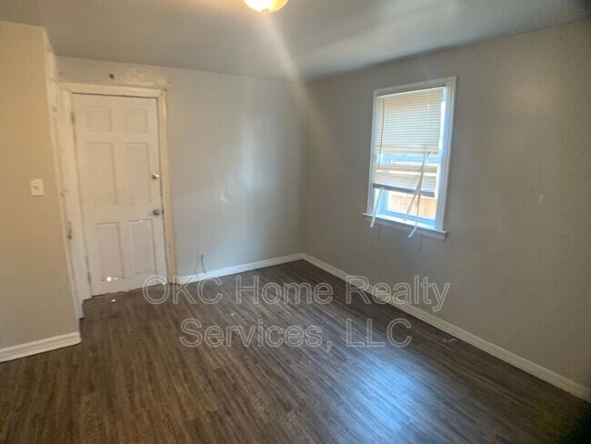 Building Photo - 1300 SW 34th St