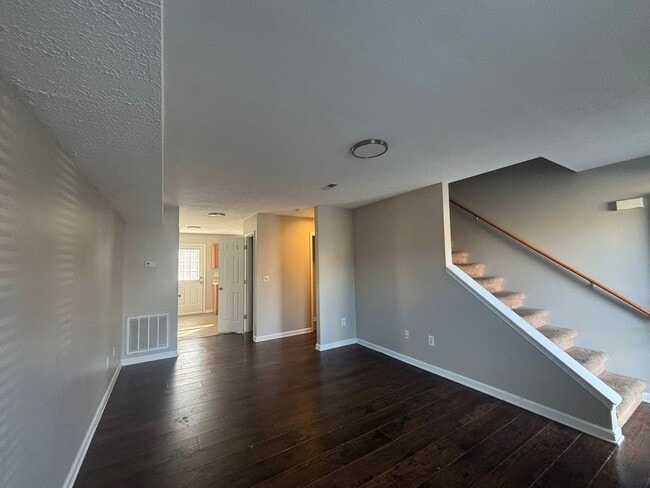 Building Photo - 2 Bed/1.5 Bath townhouse in Gray $1350 near shopping, restaurants, 1-26 and TRI-Cities Airport