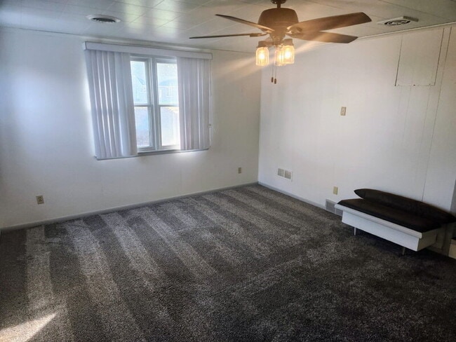 Building Photo - 1276 NE 52nd Ave