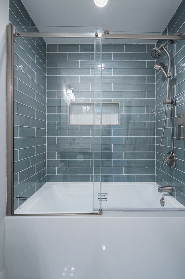 Building Photo - 2617 Caladium Dr NE