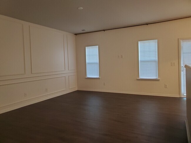 Building Photo - 2 Bedroom, 2.5 Baths End unit Townhome located in Townes at University East