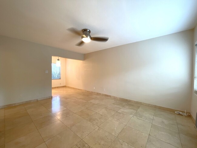 Building Photo - AVAILABLE NOW! 1 Bed 1 Bath FIRST FLOOR Ap...