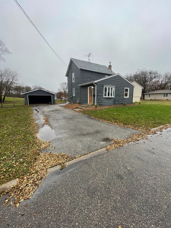 Building Photo - 2 bed, 2 bath home for rent in Waterloo, a...