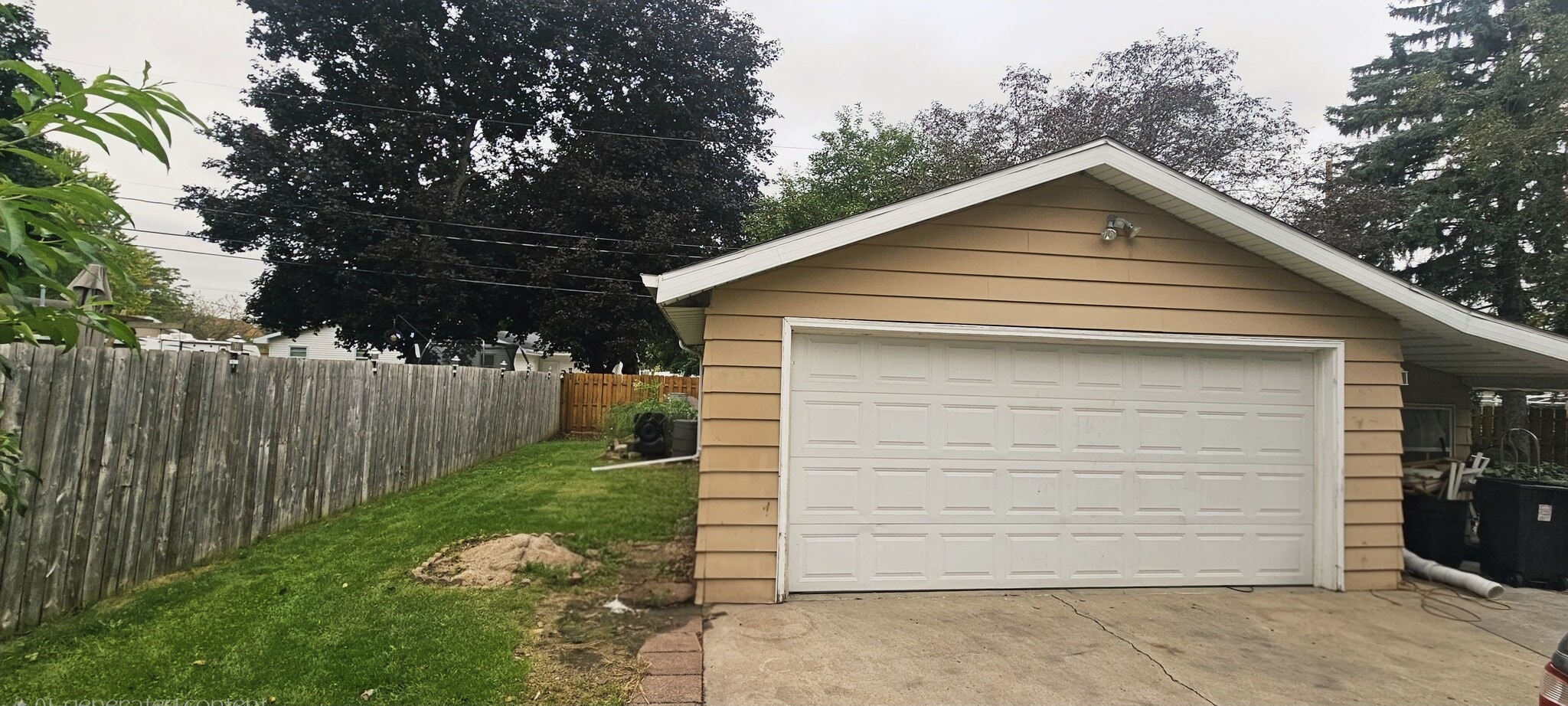 2 car garage - fenced yard - 1045 Oxford Ct