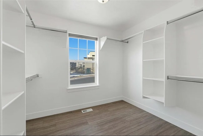 Building Photo - Available now!! 7 Bedroom/3.2 Bathroom home in Lehi