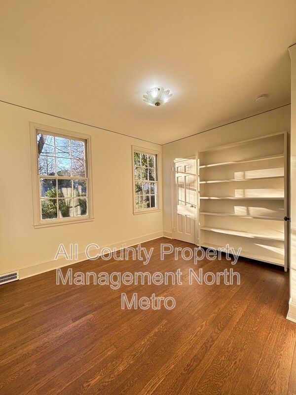 Building Photo - 2416 Dellwood Dr NW