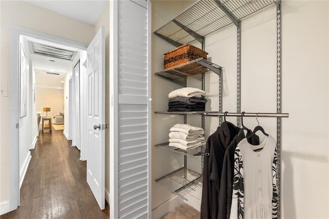 Building Photo - 551 Lyle Dr SE