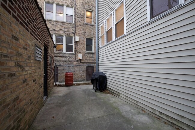 Building Photo - 1454 W Winnemac Ave